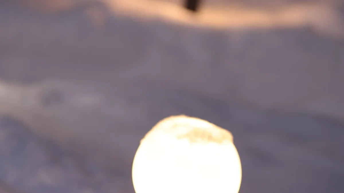 Lumière extérieure dans la neige la nuit