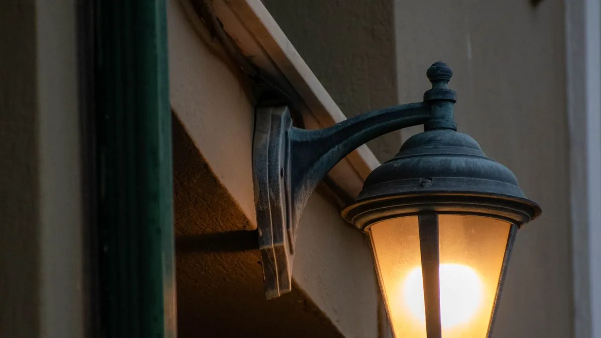 Lanterne de rue au crépuscule